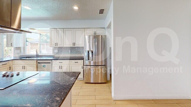 Building Photo - 2131 Blossom Ln