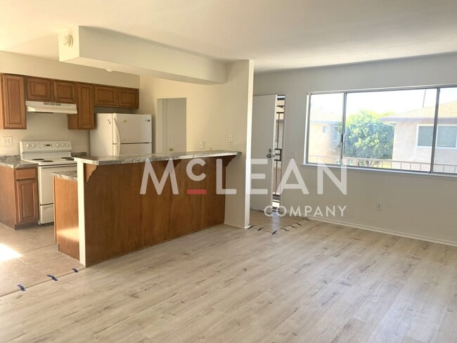 Building Photo - Charming Two Bedroom