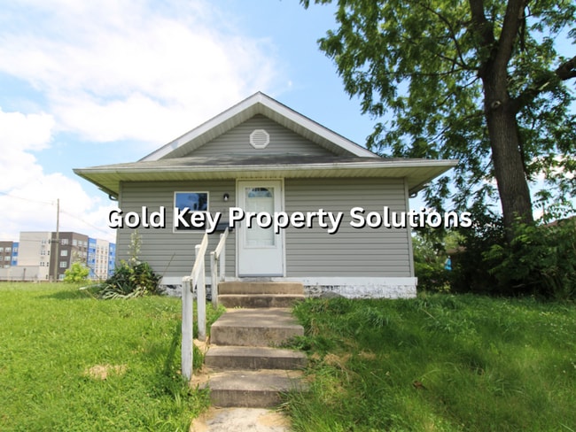 Building Photo - 3 BR 1.5 BA House with Garage and Central ...