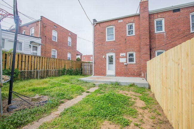 Building Photo - Lovely 2 BR/1 BA EOG Townhome in Brooklyn ...
