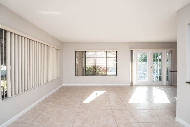 Building Photo - Welcome to this spacious three-bedroom, three-bath home in the heart of Palm Bay