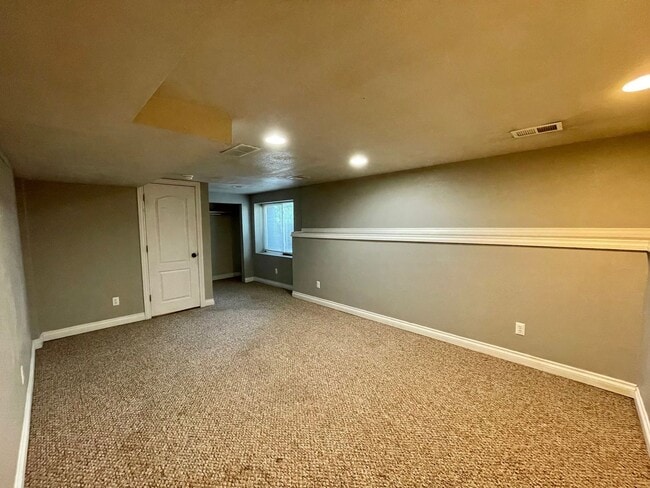 Building Photo - AVAILABLE NOW! Move-In Special! Half Off F...