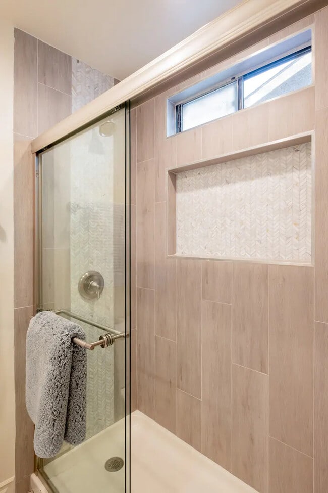 Building Photo - Hilltop 5BR Retreat w/ Sunset Views + Game Room