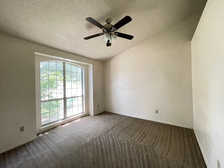 Building Photo - 4714 Mesa Dr