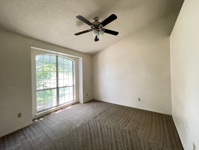 Building Photo - 4714 Mesa Dr