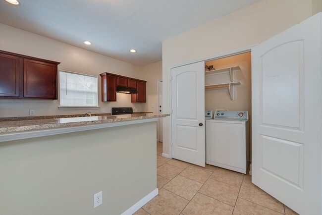 Building Photo - 1 Bed + 1.5 Bath - Spacious Loft