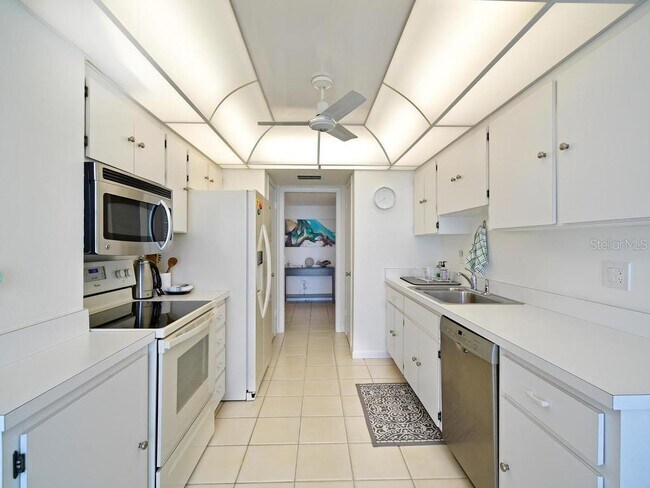 Building Photo - 2425 Gulf of Mexico Dr