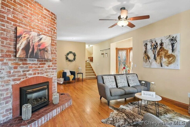 Building Photo - Charming Three Bedroom Home!