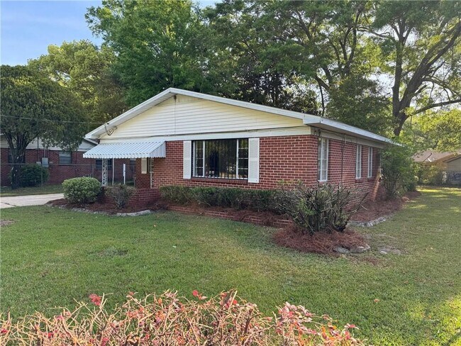 Building Photo - 713 Iris Ave