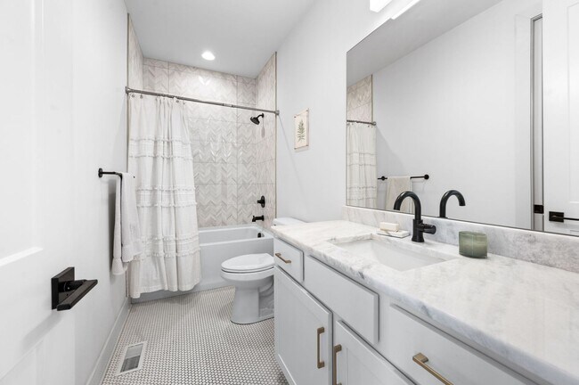 Building Photo - Stunning 3BE/3BA in one of Nashville's hot...
