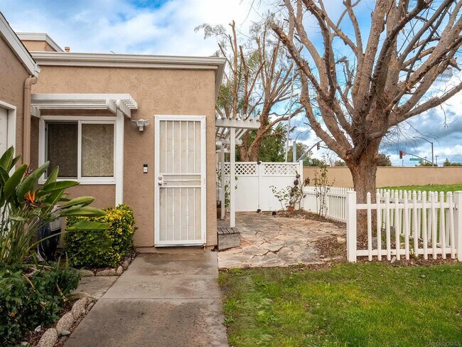 Building Photo - 44511 La Paz Rd
