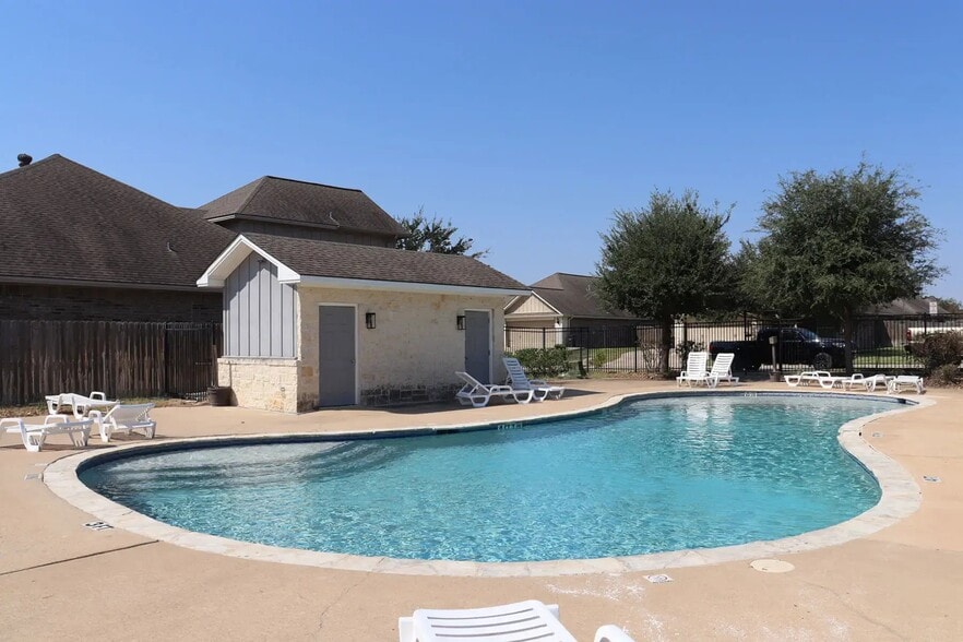 Building Photo - 3617 Kenyon Dr