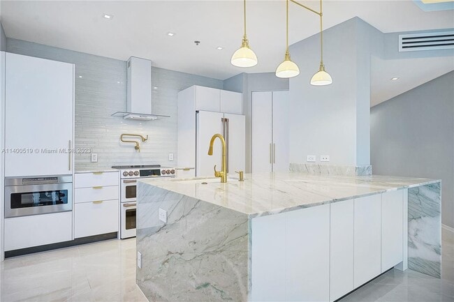 Building Photo - 4201 Collins Ave