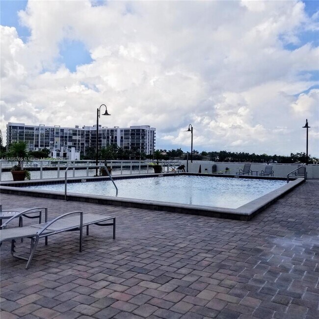 Building Photo - 3000 S Ocean Dr