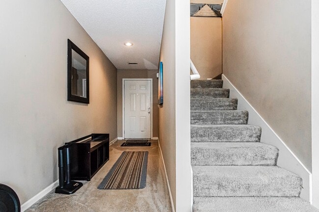 Building Photo - Spacious Home Close to Fort Riley!