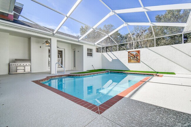 Building Photo - Beautiful 4/3/3 on a private 1 acre lot.