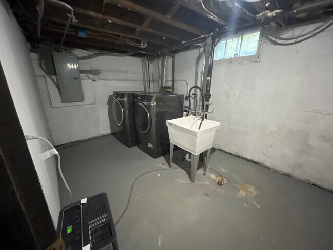 Building Photo - 4 bedroom, 2 bathroom home in the peaceful community of Mahtomedi access to White Bear Lake