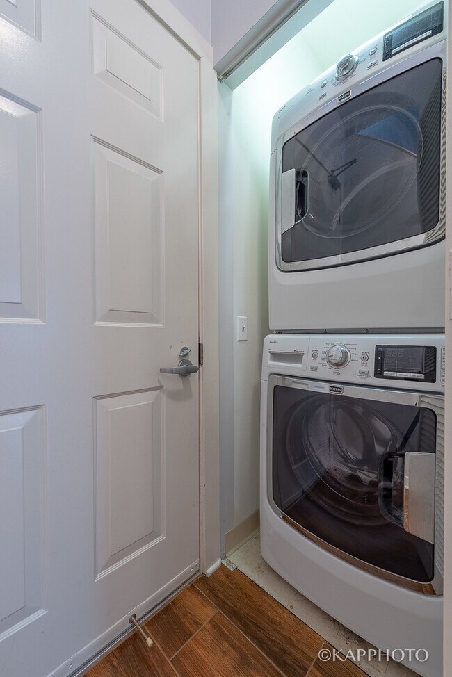 Building Photo - 468 W Elm St