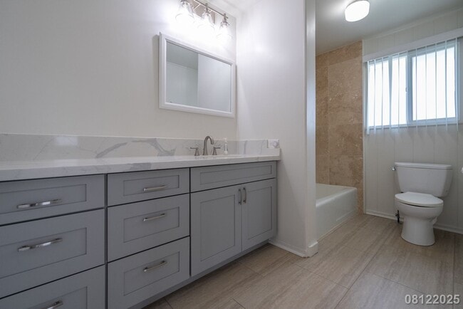 Building Photo - UPGRADED 4BR 2BA House in MANOA with SPLIT...
