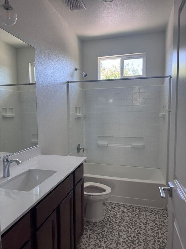 Building Photo - 3 BR/2.5BA | Newly Renovated Single Family Home | 1-Car Garage |Near Franklin Blvd!