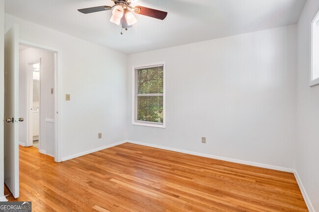 Building Photo - 2563 Beverly Hills Dr