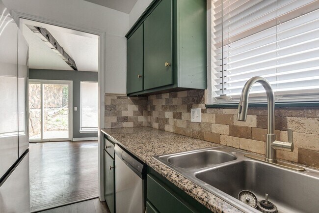 Building Photo - 4106 Mason Dr