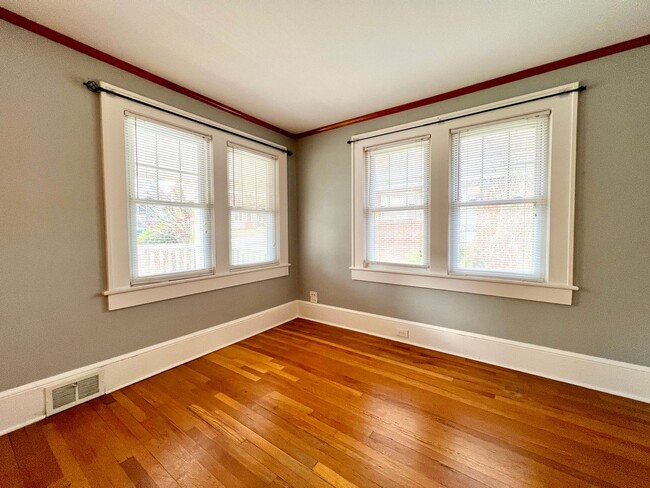 Building Photo - Charming West Asheville Home!