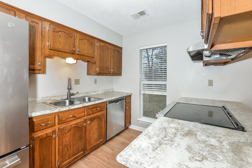 Building Photo - 5850 Waverly Dr