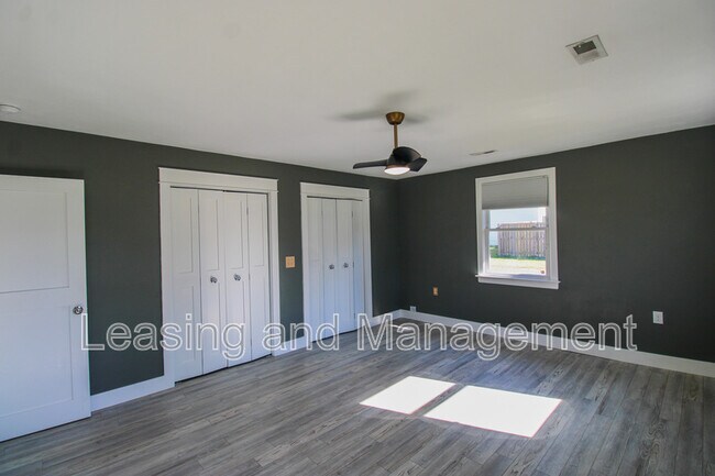 Building Photo - 823 Jordan St