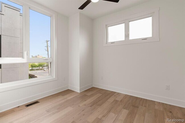 Building Photo - 2037 11th St