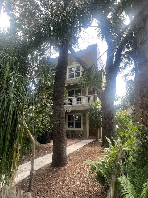 Building Photo - 330 Lang Ct N