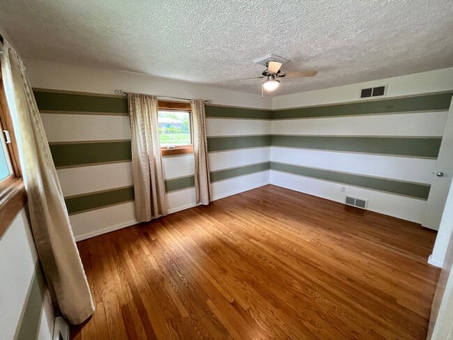 Building Photo - Spacious & Secluded 2BR/2BA Wauwatosa Sing...