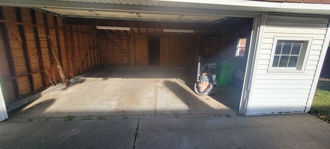 Building Photo - Single 3 bedroom 1 bath home located in Mayfield Hts!