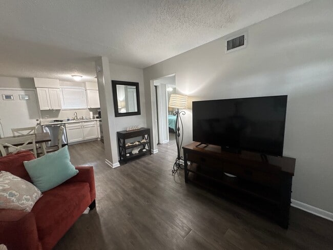 Building Photo - Fully Renovated 2 Bed / 1 Bath Apartment! ...
