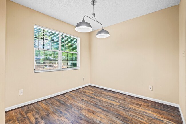 Dining - 98 Hampshire Ct