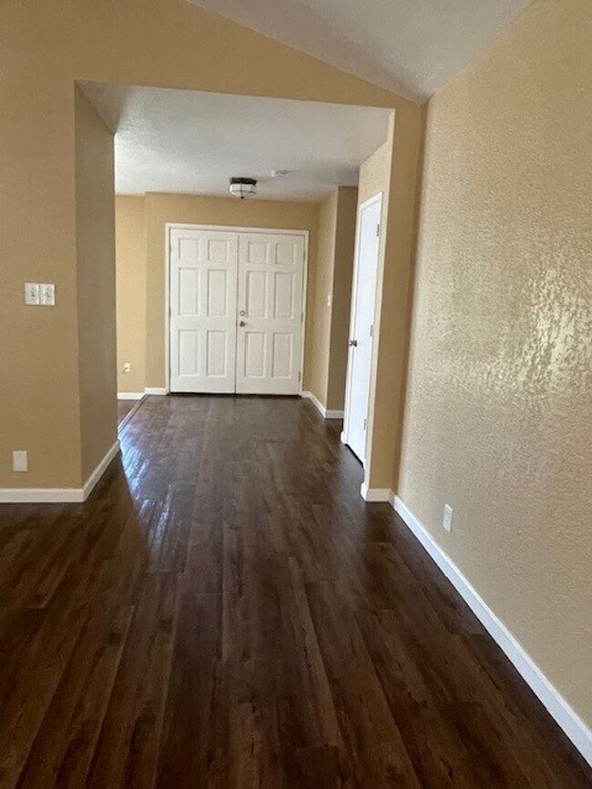Building Photo - Lease Your Dream Home in the Country!