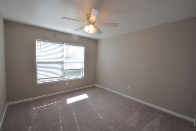 Building Photo - Stunning and Beautifully Updated Twin Home 3 Bedroom - Fenced In Backyard with a Basketball Court