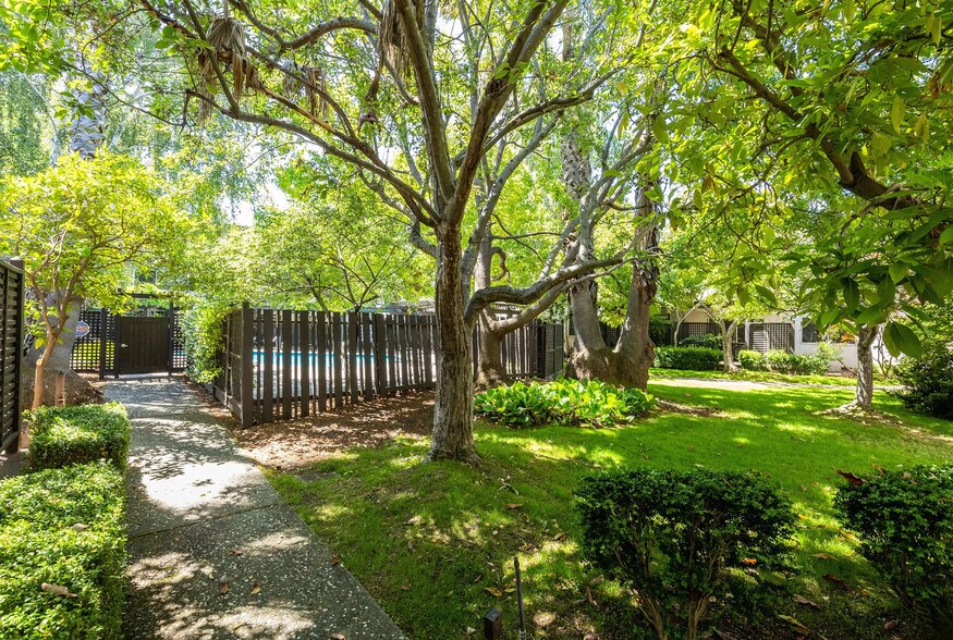 Building Photo - 2721 Midtown Ct