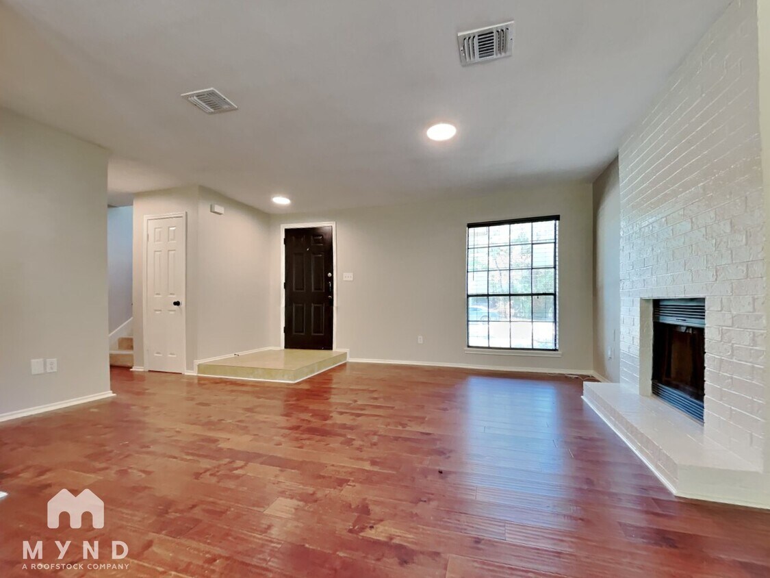 Building Photo - 102 Summer Crest Cir