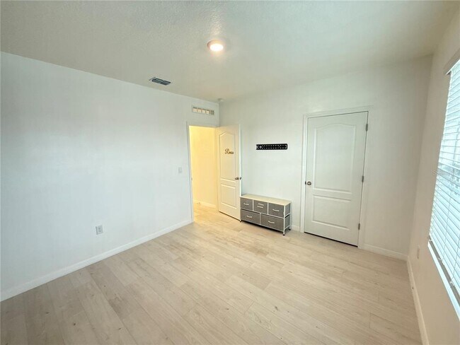 Building Photo - 2731 House Finch Rd