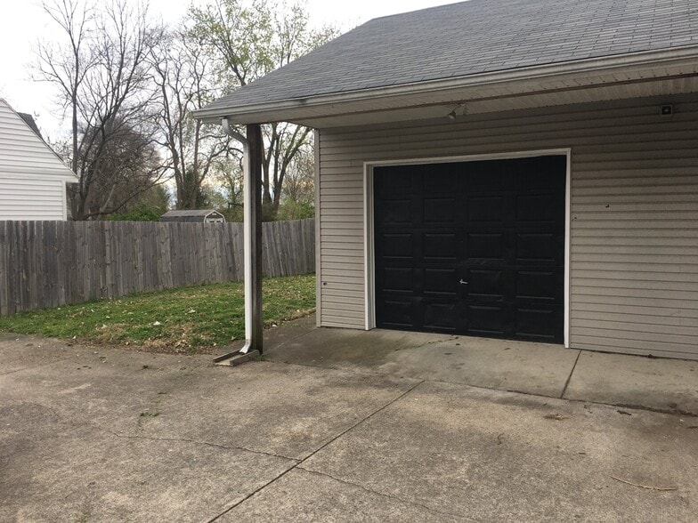 Building Photo - 108 E Brooks Ave