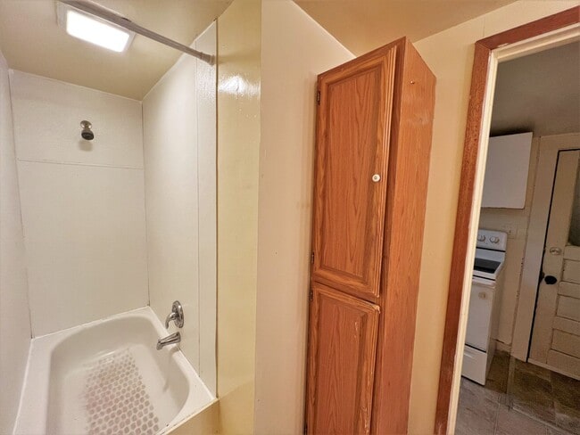 Building Photo - 208 E 10th- 2 bedroom house