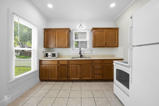 Building Photo - 714 E Jackson St