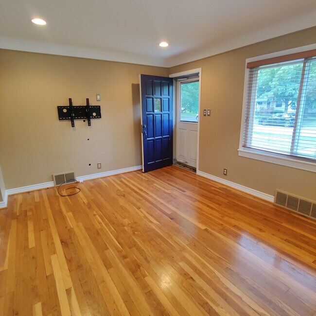 Building Photo - 3403 Woodland Ave