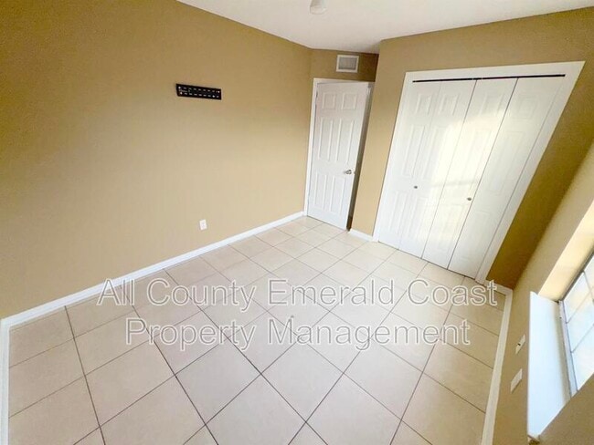 Building Photo - 875 Fairview Dr