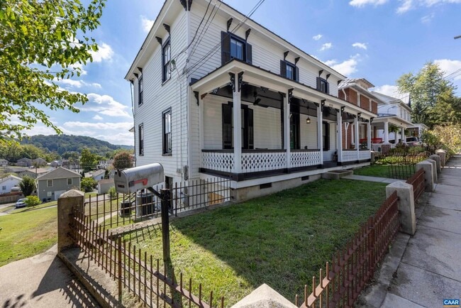 Building Photo - 830 E Beverley St