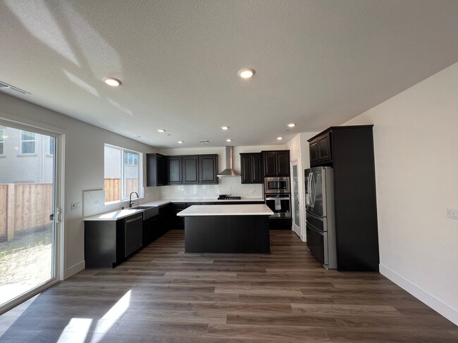 Building Photo - Gorgeous Nearly New Home With 4 Bed, 2.5 b...