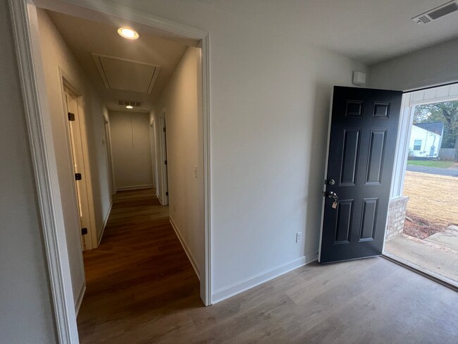 Building Photo - Newly built 3 bedroom 2 bathroom in East T...