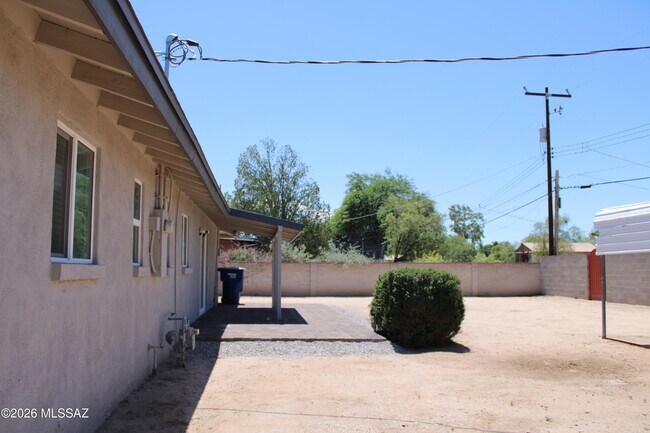 Building Photo - 6526 E Calle Dened