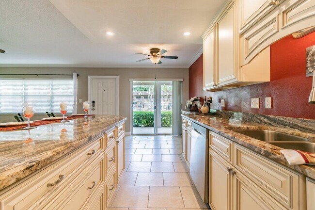Building Photo - 650 Pinellas Point Dr S